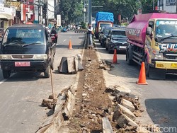 Separator Jalan Amir Machmud Cimahi Dibongkar