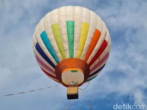 Serunya Naik Wahana Balon Udara di Puncak Bogor