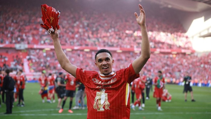 SOCCER-ENGLAND-LIV-TOT/REPORT Soccer Football - Premier League - Liverpool v Tottenham Hotspur - Anfield, Liverpool, Britain - April 27, 2025 Liverpools Trent Alexander-Arnold celebrates after winning the Premier League REUTERS/Phil Noble EDITORIAL USE ONLY. NO USE WITH UNAUTHORIZED AUDIO, VIDEO, DATA, FIXTURE LISTS, CLUB/LEAGUE LOGOS OR LIVE SERVICES. ONLINE IN-MATCH USE LIMITED TO 120 IMAGES, NO VIDEO EMULATION. NO USE IN BETTING, GAMES OR SINGLE CLUB/LEAGUE/PLAYER PUBLICATIONS. PLEASE CONTACT YOUR ACCOUNT REPRESENTATIVE FOR FURTHER DETAILS..