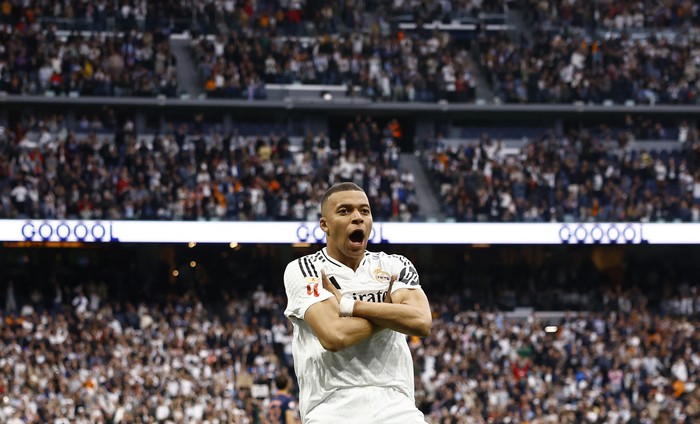 SOCCER-SPAIN-RMA-CEL/REPORT Soccer Football - LaLiga - Real Madrid v Celta Vigo - Santiago Bernabeu, Madrid, Spain - May 4, 2025 Real Madrid's Kylian Mbappe celebrates scoring their third goal REUTERS/Susana Vera