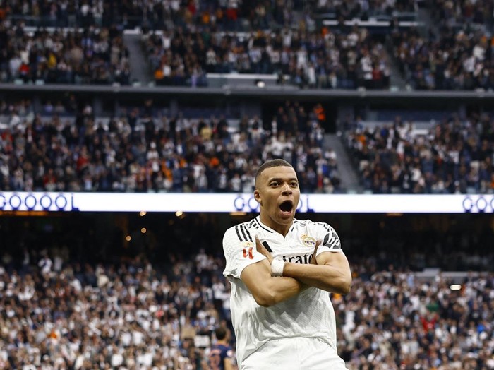 Soccer Football - LaLiga - Real Madrid v Celta Vigo - Santiago Bernabeu, Madrid, Spain - May 4, 2025 Real Madrid's Kylian Mbappe celebrates scoring their third goal REUTERS/Susana Vera