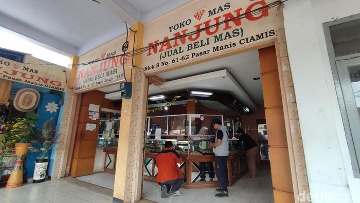 Suasana toko mas di Pasar Manis Ciamis yang lebih banyak warga yang memasarkan emas dibanding membeli. Suasana toko mas di Pasar Manis Ciamis yang lebih banyak warga yang memasarkan emas dibanding membeli.