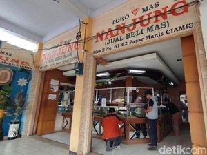 Warga Ciamis Ramai-ramai Jual Emas untuk Biaya Sekolah Anak Warga Ciamis Ramai-ramai Jual Emas untuk Biaya Sekolah Anak