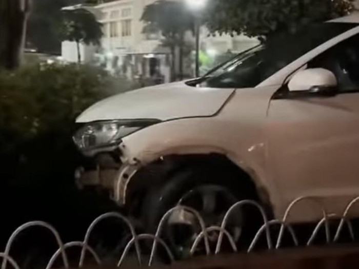 Tangkapan layar video kendaraan beroda empat HRV tersangkut di taman Tugu Muda, Kota Semarang, Senin (5/5/2025) dini hari.