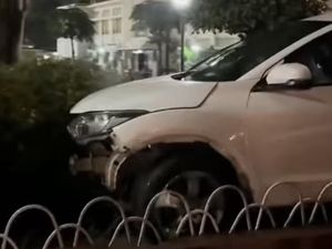 Mobil HR-V Misterius Nyangkut di Taman Tugu Muda Semarang, Polisi Turun Tangan Mobil HR-V Misterius Nyangkut di Taman Tugu Muda Semarang, Polisi Turun Tangan