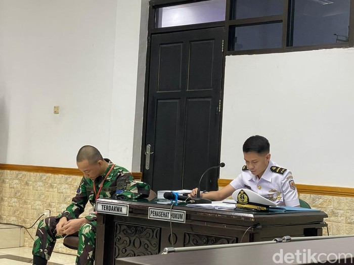 Terdakwa oknum Tentara Nasional Indonesia AL, Jumran di saat menjalani sidang pembunuhan jurnalis Juwita Terdakwa oknum Tentara Nasional Indonesia AL, Jumran di saat menjalani sidang pembunuhan jurnalis Juwita