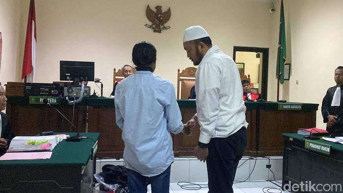 Terdakwa Robig Zaenudin meminta maaf terhadap ayah Gamma, Andi Prabowo yang menjadi saksi dalam sidang investigasi saksi di PN Semarang, Kecamatan Semarang Barat, Senin (5/5/2025).