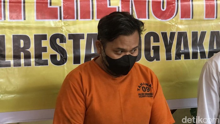 Tersangka pencuri motor di saat dihadirkan di jumpa pers Mapolsek Gondokusuman, Jogja, Senin (5/5/2025).