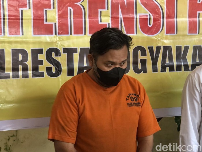 Tersangka pencuri motor di saat dihadirkan di jumpa pers Mapolsek Gondokusuman, Jogja, Senin (5/5/2025).