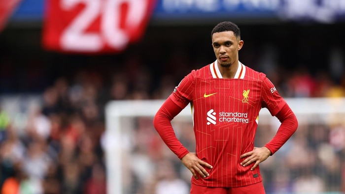 trent alexander-arnold liverpool liga inggris chelsea vs liverpool LONDON, ENGLAND - MAY 4: Trent Alexander-Arnold of Liverpool during the Premier League match between Chelsea FC and Liverpool FC at Stamford Bridge on May 4, 2025 in London, England. (Photo by Jacques Feeney/Offside/Offside via Getty Images)