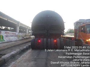 Ada Truk Muatan Trafo Nyangkut di Pembatas Jalan Jakut, Lalin Dialihkan Ada Truk Muatan Trafo Nyangkut di Pembatas Jalan Jakut, Lalin Dialihkan