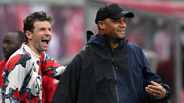 LEIPZIG, GERMANY - MAY 03: Thomas Mueller of Bayern Munich and Vincent Kompany, Head Coach of Bayern Munich, celebrate after Leroy Sane of Bayern Munich (not pictured) scores his teams third goalduring the Bundesliga match between RB Leipzig and FC Bayern München at Red Bull Arena on May 03, 2025 in Leipzig, Germany. (Photo by Stuart Franklin/Getty Images)