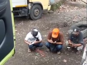 Viral Pungli Parkir Truk Tronton Rp25 Ribu di Pasar Tipar Gede Sukabumi Viral Pungli Parkir Truk Tronton Rp25 Ribu di Pasar Tipar Gede Sukabumi