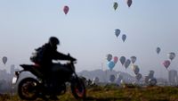 Warna-warni Balon Udara Semarakkan Langit Brasil
