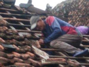 Undaan Kudus Dilanda Angin Kencang Sore Ini, Puluhan Rumah Rusak Undaan Kudus Dilanda Angin Kencang Sore Ini, Puluhan Rumah Rusak