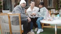 Kompaknya Anissa Aziza dan Raditya Dika Kulineran di Australia dan Mekkah