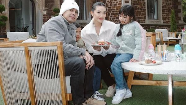 Kompaknya Anissa Aziza dan Raditya Dika Kulineran di Australia dan Mekkah