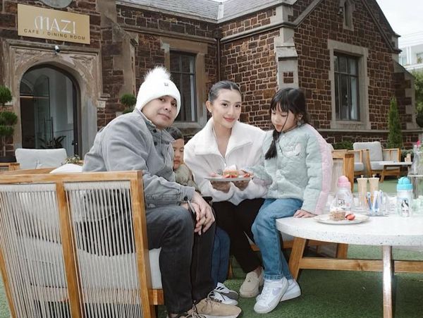 Kompaknya Anissa Aziza dan Raditya Dika Kulineran di Australia dan Mekkah