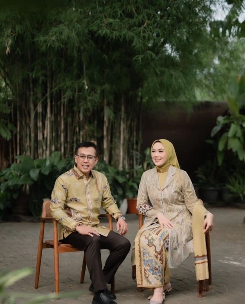 Anne Ratna Mustika dan Suami