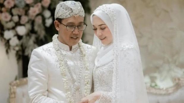 Anne Ratna Mustika dan Suami