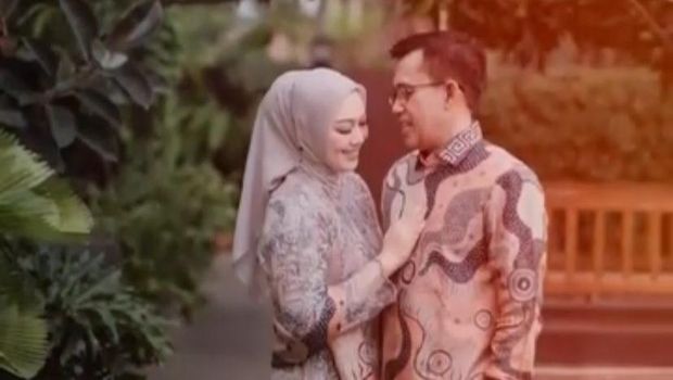 Anne Ratna Mustika dan Suami