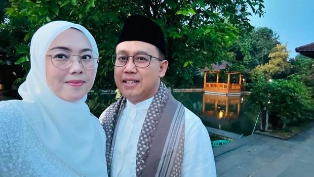 Anne Ratna Mustika dan Suami