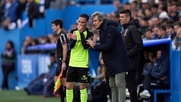 LEGANES, SPAIN - MARCH 16: Manuel Pellegrini, Head Coach of Real Betis, interacts with his player Antony dos Santos during the LaLiga match between CD Leganes and Real Betis Balompie at Estadio Municipal de Butarque on March 16, 2025 in Leganes, Spain. (Photo by Angel Martinez/Getty Images)