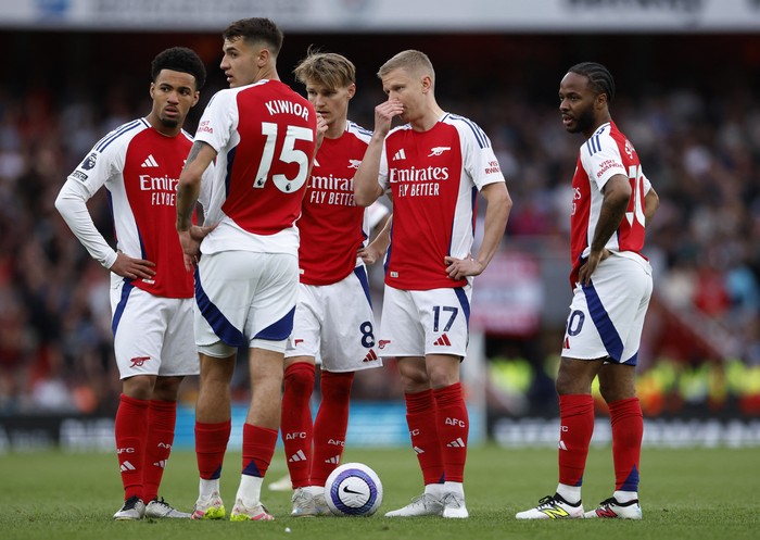 Soccer Football - Premier League - Arsenal v AFC Bournemouth - Emirates Stadium, London, Britain - May 3, 2025 Arsenal's Martin Odegaard with teammates before a free kick Action Images via Reuters/Peter Cziborra EDITORIAL USE ONLY. NO USE WITH UNAUTHORIZED AUDIO, VIDEO, DATA, FIXTURE LISTS, CLUB/LEAGUE LOGOS OR 'LIVE' SERVICES. ONLINE IN-MATCH USE LIMITED TO 120 IMAGES, NO VIDEO EMULATION. NO USE IN BETTING, GAMES OR SINGLE CLUB/LEAGUE/PLAYER PUBLICATIONS. PLEASE CONTACT YOUR ACCOUNT REPRESENTATIVE FOR FURTHER DETAILS..