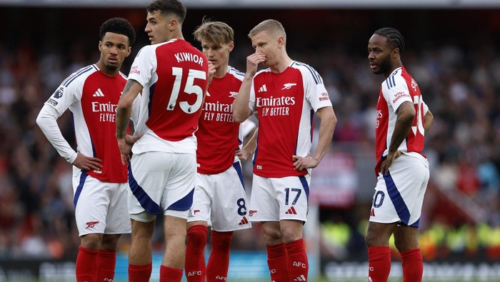 Soccer Football - Premier League - Arsenal v AFC Bournemouth - Emirates Stadium, London, Britain - May 3, 2025 Arsenals Martin Odegaard with teammates before a free kick Action Images via Reuters/Peter Cziborra EDITORIAL USE ONLY. NO USE WITH UNAUTHORIZED AUDIO, VIDEO, DATA, FIXTURE LISTS, CLUB/LEAGUE LOGOS OR LIVE SERVICES. ONLINE IN-MATCH USE LIMITED TO 120 IMAGES, NO VIDEO EMULATION. NO USE IN BETTING, GAMES OR SINGLE CLUB/LEAGUE/PLAYER PUBLICATIONS. PLEASE CONTACT YOUR ACCOUNT REPRESENTATIVE FOR FURTHER DETAILS..