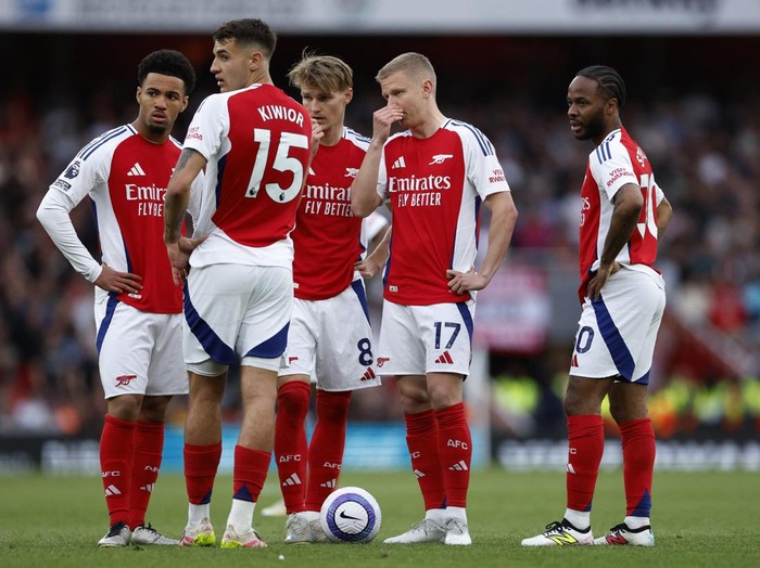Soccer Football - Premier League - Arsenal v AFC Bournemouth - Emirates Stadium, London, Britain - May 3, 2025 Arsenal's Martin Odegaard with teammates before a free kick Action Images via Reuters/Peter Cziborra EDITORIAL USE ONLY. NO USE WITH UNAUTHORIZED AUDIO, VIDEO, DATA, FIXTURE LISTS, CLUB/LEAGUE LOGOS OR 'LIVE' SERVICES. ONLINE IN-MATCH USE LIMITED TO 120 IMAGES, NO VIDEO EMULATION. NO USE IN BETTING, GAMES OR SINGLE CLUB/LEAGUE/PLAYER PUBLICATIONS. PLEASE CONTACT YOUR ACCOUNT REPRESENTATIVE FOR FURTHER DETAILS..