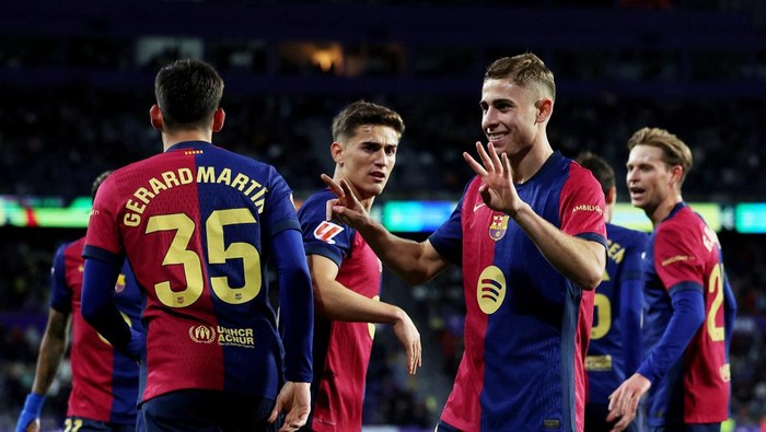 Soccer Football - LaLiga - Real Valladolid v FC Barcelona - Estadio Jose Zorrilla, Valladolid, Spain - May 3, 2025 FC Barcelonas Fermin Lopez celebrates scoring their second goal with teammates REUTERS/Isabel Infantes