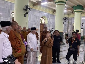 Kisah Menyejukkan Takmir Masjid Kauman Dikunjungi Biksu Thudong Thailand Kisah Menyejukkan Takmir Masjid Kauman Dikunjungi Biksu Thudong Thailand
