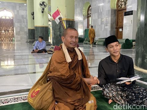 Para biksu thudong mendatangi Masjid Kauman Semarang, Kecamatan Semarang Selatan, Selasa (6/5/2025).