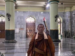 Saat Rombongan Biksu Thudong Numpang Ngadem di Mal dan Wudu di Masjid