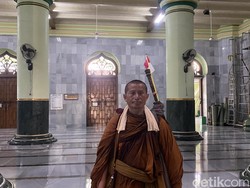 Saat Rombongan Biksu Thudong Numpang Ngadem di Mal dan Wudu di Masjid