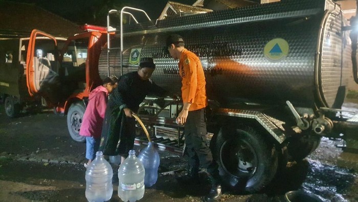 BPBD Kabupaten Bogor Salurkan Air Bersih ke Warga Terdampak Banjir BPBD Kabupaten Bogor Salurkan Air Bersih ke Warga Terdampak Banjir