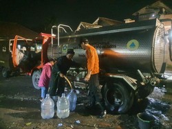 BPBD Salurkan Air Bersih ke Warga Terdampak Banjir Luapan Kali Cibunar Bogor