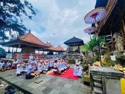 Bupati Sedana Arta Pimpin Persembahyangan Jelang HUT ke-821 Bangli