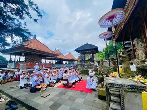 Bupati Sedana Arta Pimpin Persembahyangan Jelang HUT ke-821 Bangli Bupati Sedana Arta Pimpin Persembahyangan Jelang HUT ke-821 Bangli