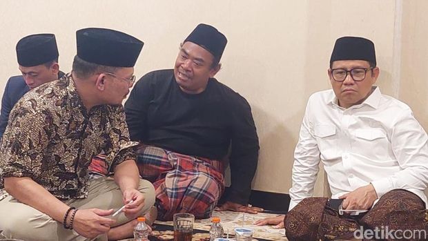 Cak Imin dan Hanif Dhakiri di rumah murung Alamuddin Dimyati Rois, Kendal, Selasa (6/4/2025).