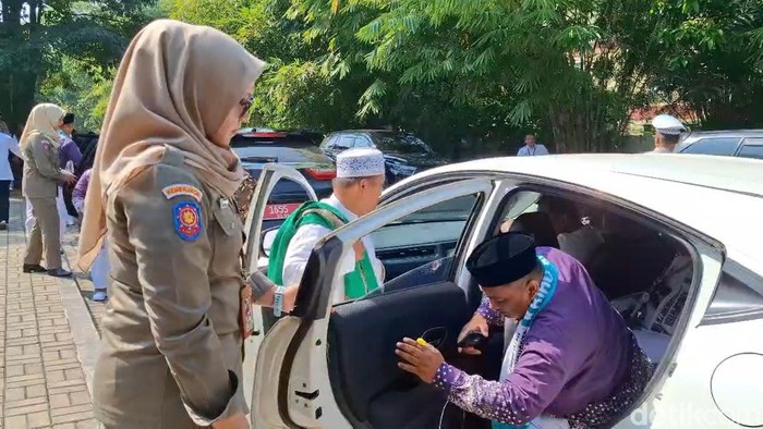 Calon jemaah haji dijemput kendaraan beroda empat dinas Pemkab Purwakarta Calon jemaah haji dijemput kendaraan beroda empat dinas Pemkab Purwakarta