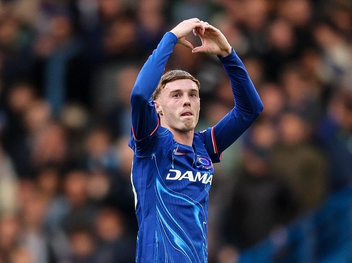 LONDON, ENGLAND - MAY 04: Cole Palmer of Chelsea celebrates after scoring to make it 3-1 from the spot during the Premier League match between Chelsea FC and Liverpool FC at Stamford Bridge on May 04, 2025 in London, England. (Photo by Robin Jones/Getty Images)