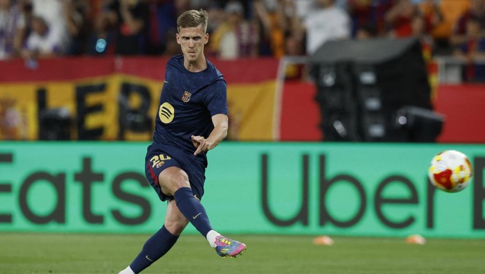 Soccer Football - Copa del Rey - Final - FC Barcelona v Real Madrid - Estadio de La Cartuja, Seville, Spain - April 26, 2025 FC Barcelonas Dani Olmo during the warm up before the match REUTERS/Marcelo Del Pozo