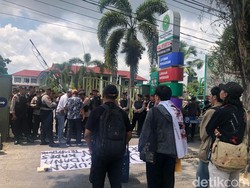 Warga Demo di PT Palangka Raya Tuntut Keadilan Bagi Kades Tempayung