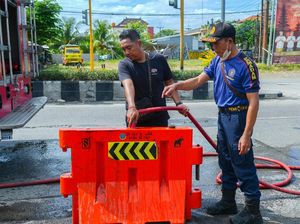 Cegah Truk Parkir Liar, 30 Water Barrier Dipasang di Jalanan Terminal Mengwi Cegah Truk Parkir Liar, 30 Water Barrier Dipasang di Jalanan Terminal Mengwi