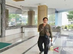 Bayinya Meninggal, Ayah di Karawang Demo Seorang Diri di RSUD Karawang