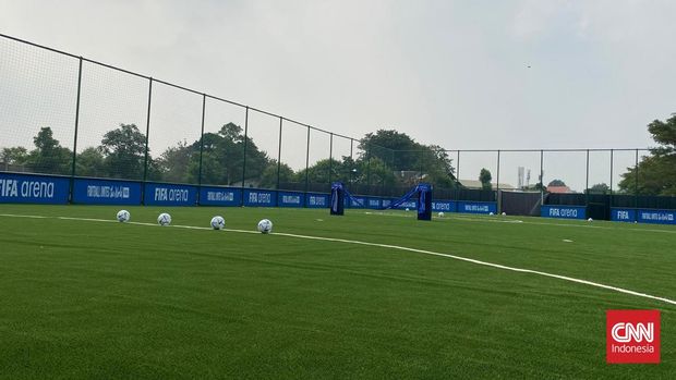 PSSI dan FIFA meresmikan lapangan mini soccer FIFA Arena Indonesia di Ciputat, Tangerang Selatan, Selasa (6/5). (CNN Indonesia/Muhammad Ikhwanuddin)