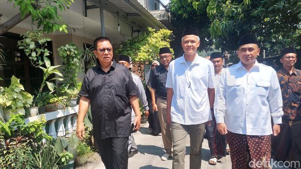 Ganjar dan Taj Yasin di saat di rumah murung Alamuddin Dimyati Rois, Kendal, Selasa (6/4/2025).