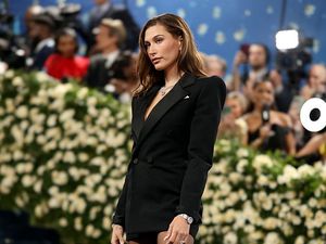Rutinitas Skincare Hailey Bieber di Met Gala Viral, Layak Dicoba atau Berisiko? Rutinitas Skincare Hailey Bieber di Met Gala Viral, Layak Dicoba atau Berisiko?