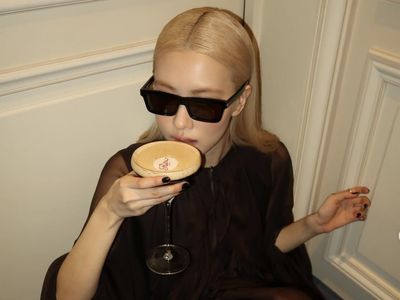 Rose BLACKPINK Nikmati Cocktail dan Daging di Resto Izakaya